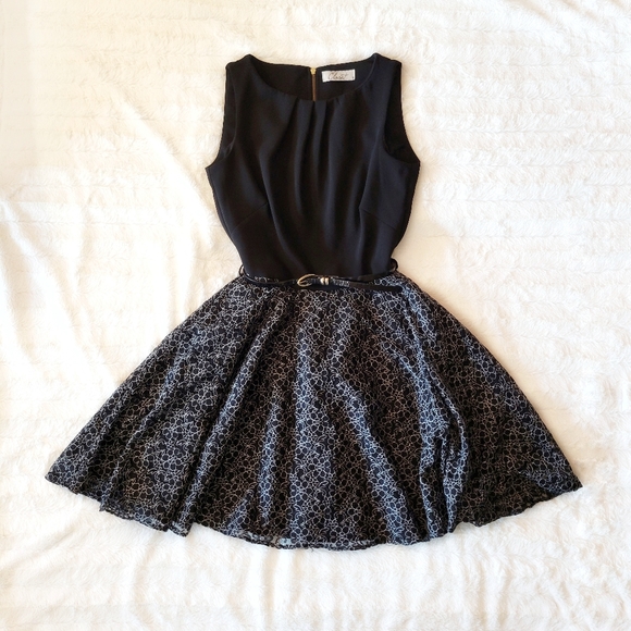 Closet Dresses & Skirts - Like New Closet Vintage Skater Black Dress Floral Skirt Sleeveless Belt US 2